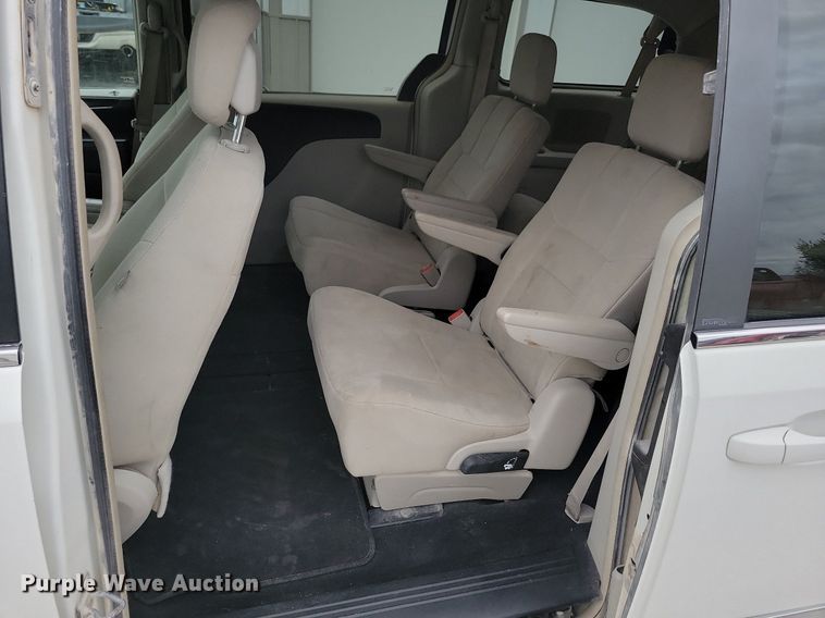 image for item LO9941 2011 Chrysler Town and Country  van