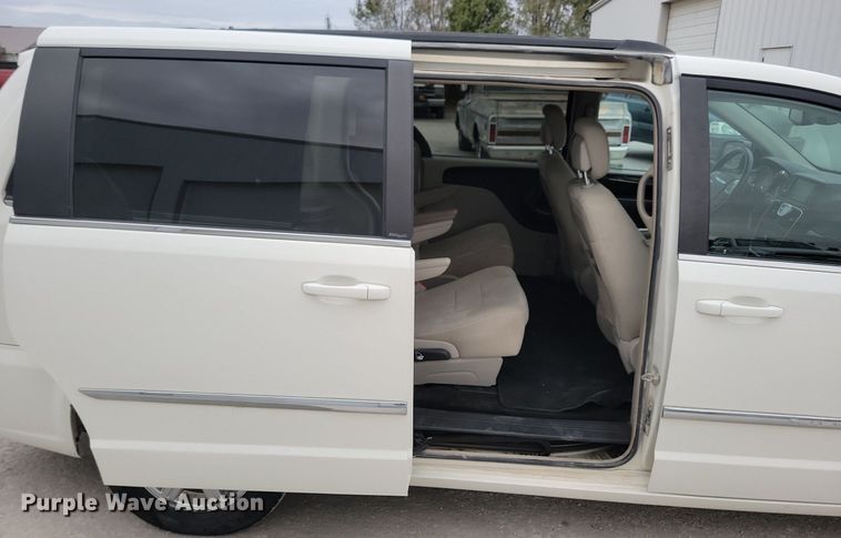 image for item LO9941 2011 Chrysler Town and Country  van