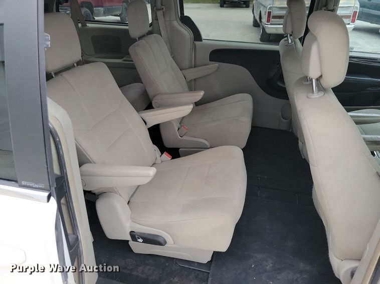 image for item LO9941 2011 Chrysler Town and Country  van