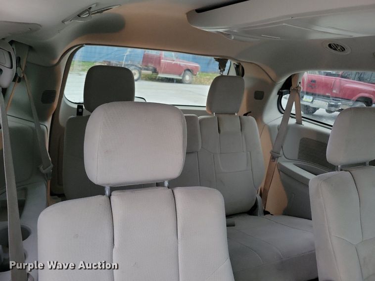 image for item LO9941 2011 Chrysler Town and Country  van