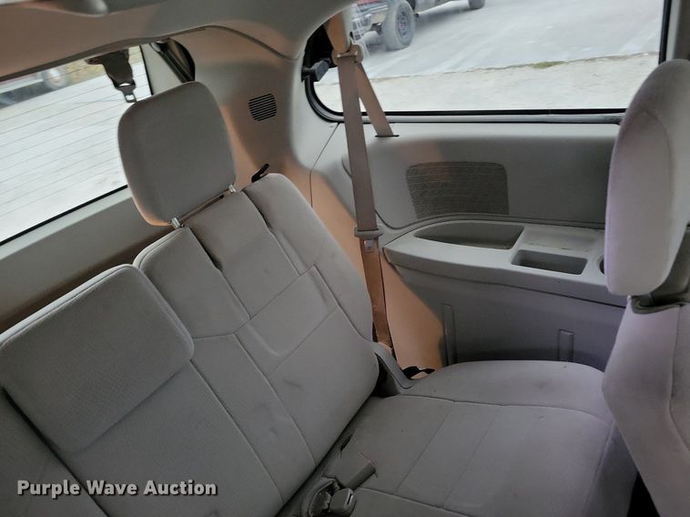 image for item LO9941 2011 Chrysler Town and Country  van