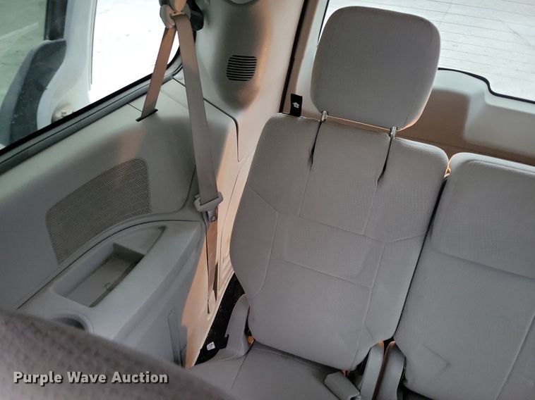 image for item LO9941 2011 Chrysler Town and Country  van