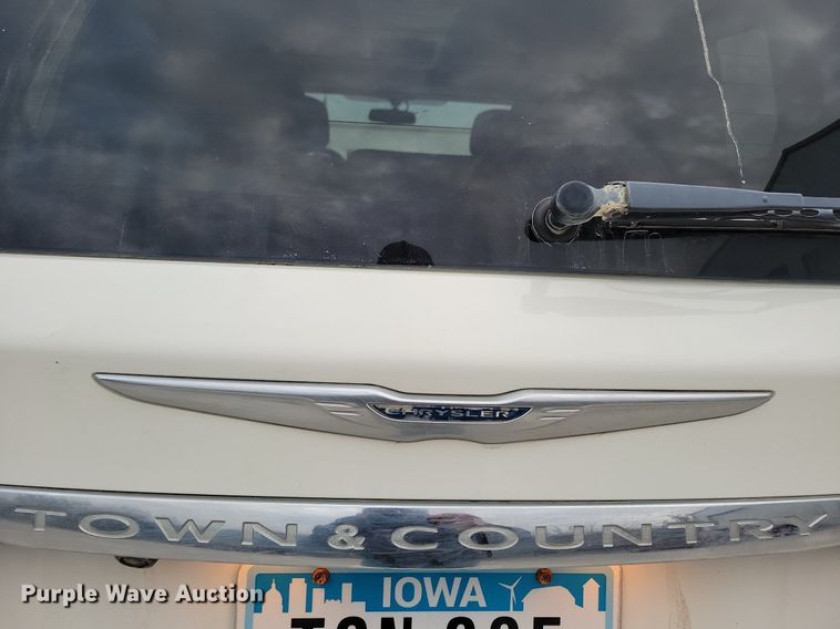 image for item LO9941 2011 Chrysler Town and Country  van