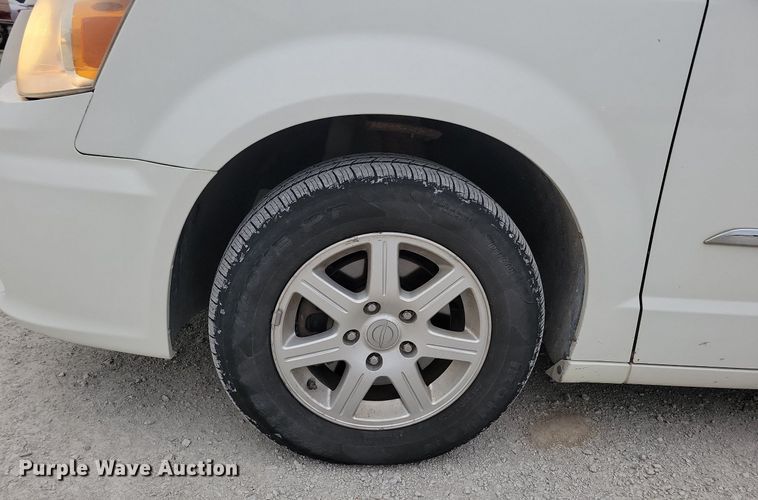 image for item LO9941 2011 Chrysler Town and Country  van