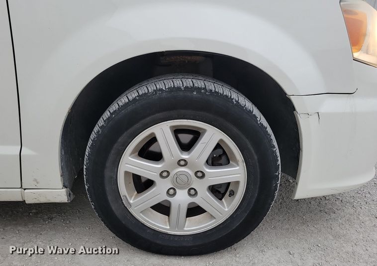 image for item LO9941 2011 Chrysler Town and Country  van