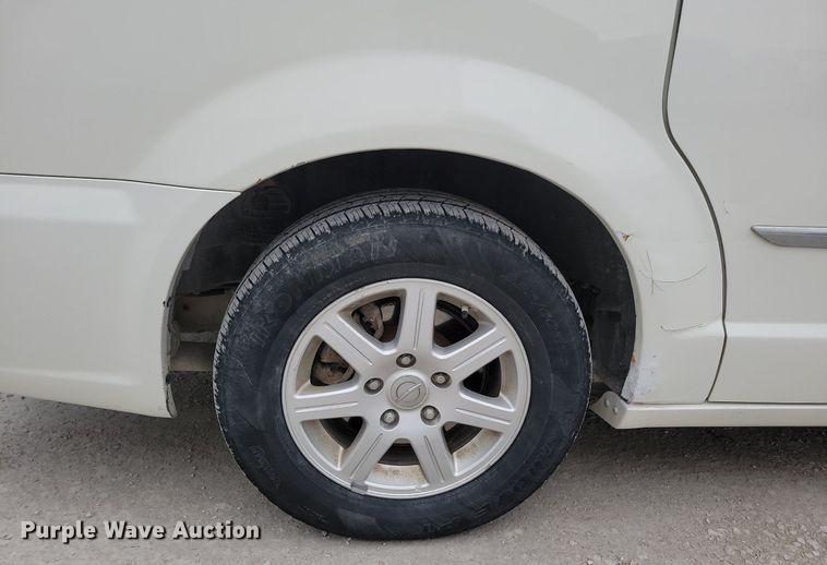 image for item LO9941 2011 Chrysler Town and Country  van