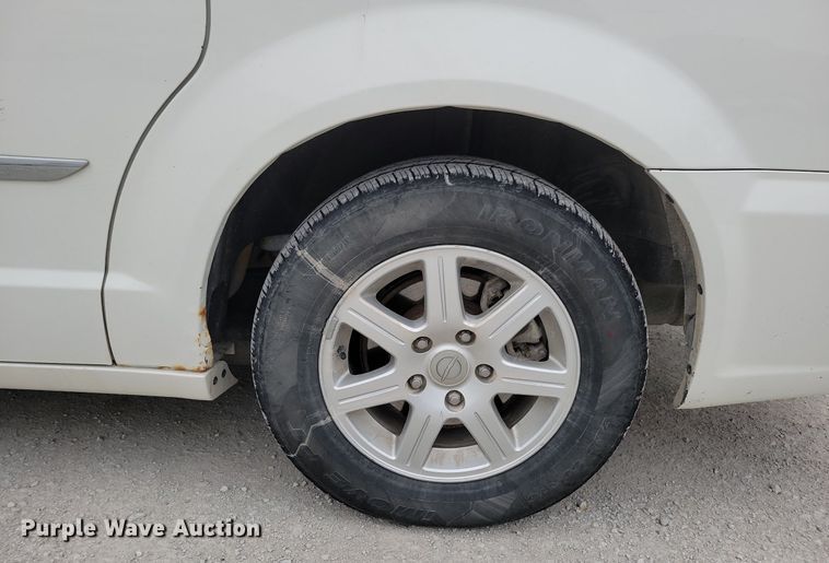 image for item LO9941 2011 Chrysler Town and Country  van