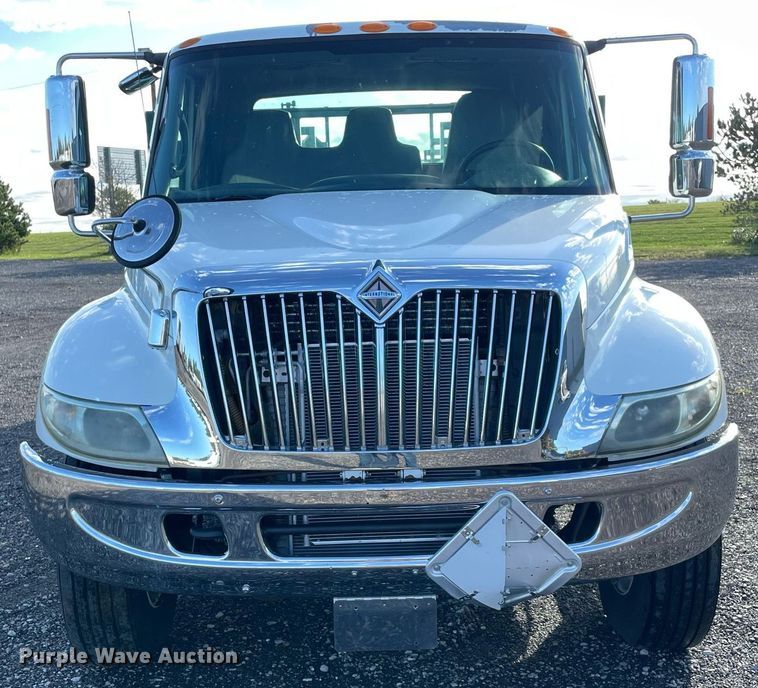 image for item LV9099 2005 International 4300  flatbed truck