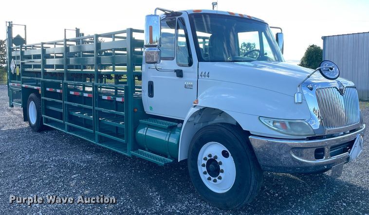 image for item LV9099 2005 International 4300  flatbed truck