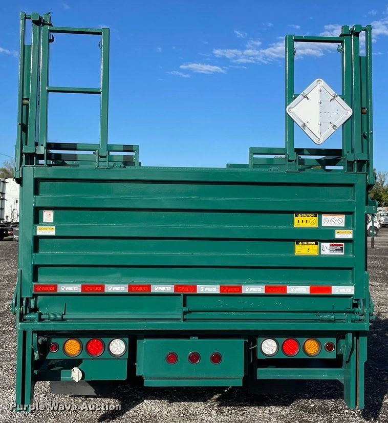 image for item LV9099 2005 International 4300  flatbed truck