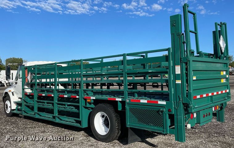 image for item LV9099 2005 International 4300  flatbed truck