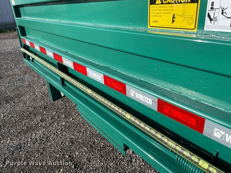 image for item LV9099 2005 International 4300  flatbed truck