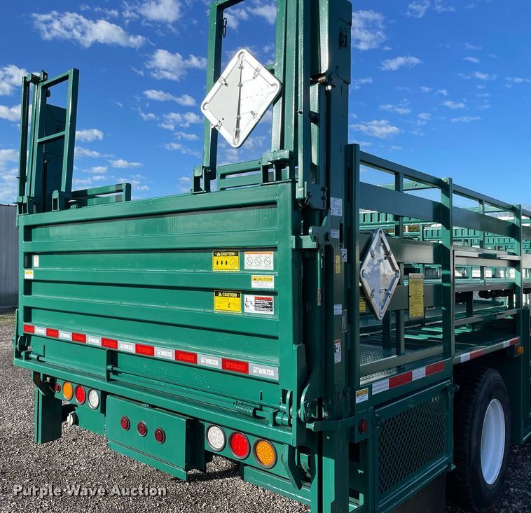 image for item LV9099 2005 International 4300  flatbed truck