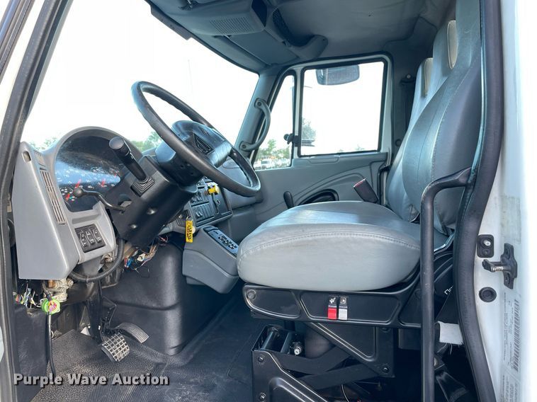 image for item LV9099 2005 International 4300  flatbed truck