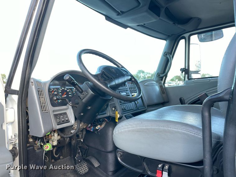 image for item LV9099 2005 International 4300  flatbed truck