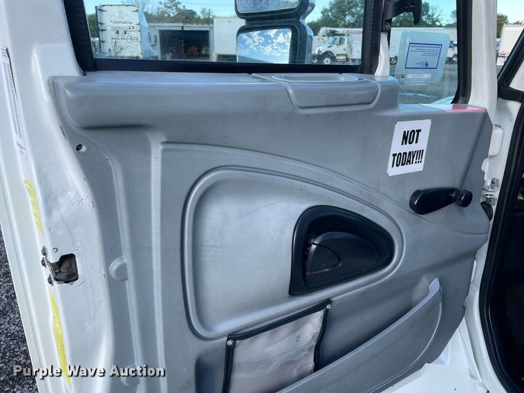 image for item LV9099 2005 International 4300  flatbed truck