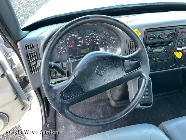 image for item LV9099 2005 International 4300  flatbed truck