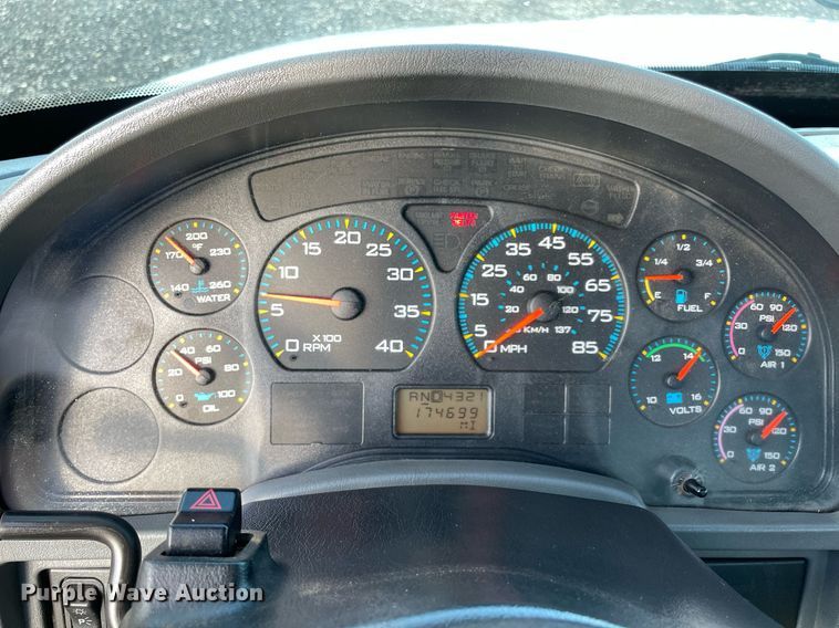 image for item LV9099 2005 International 4300  flatbed truck