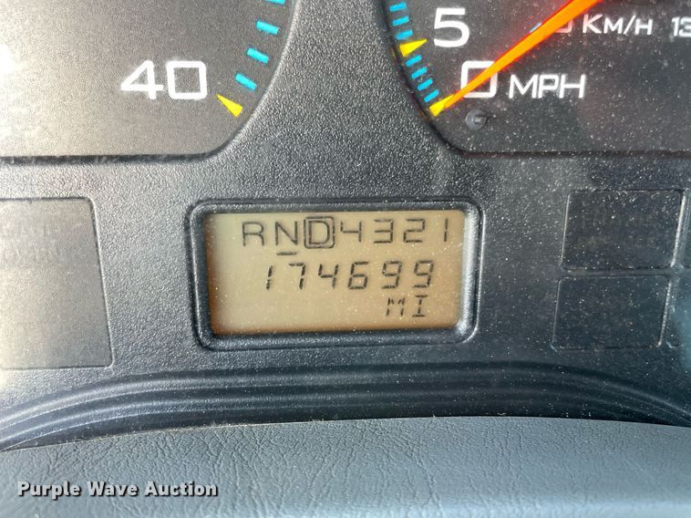 image for item LV9099 2005 International 4300  flatbed truck