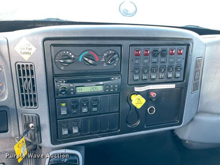 image for item LV9099 2005 International 4300  flatbed truck