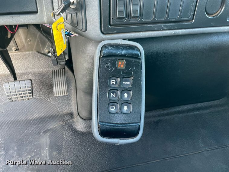 image for item LV9099 2005 International 4300  flatbed truck