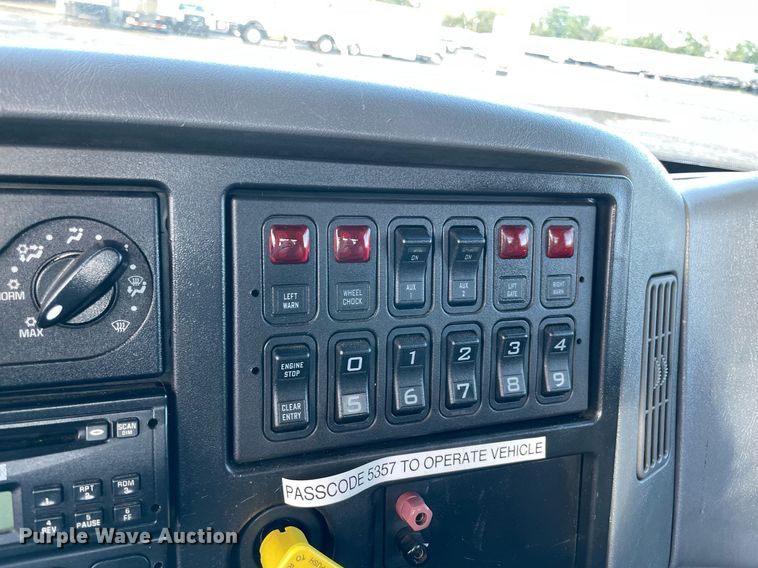 image for item LV9099 2005 International 4300  flatbed truck