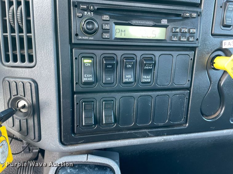 image for item LV9099 2005 International 4300  flatbed truck