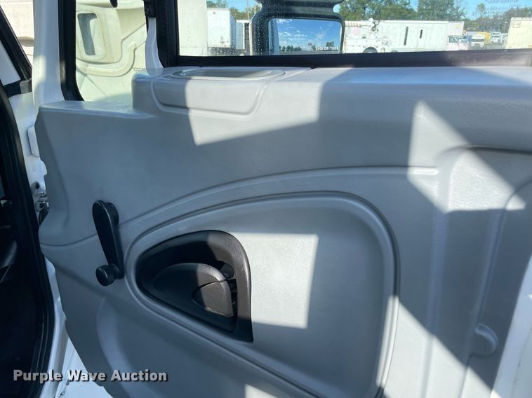 image for item LV9099 2005 International 4300  flatbed truck