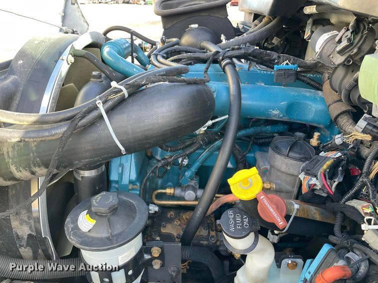 image for item LV9099 2005 International 4300  flatbed truck