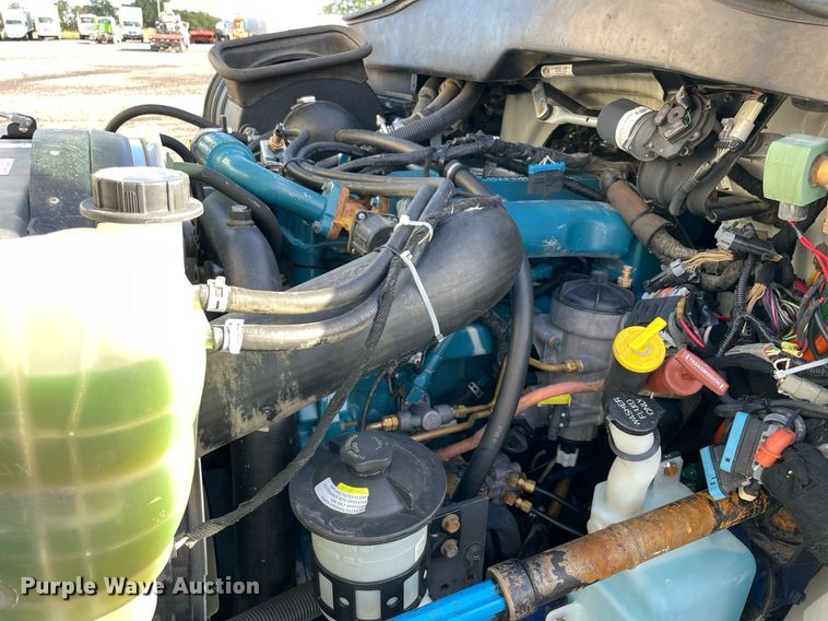 image for item LV9099 2005 International 4300  flatbed truck