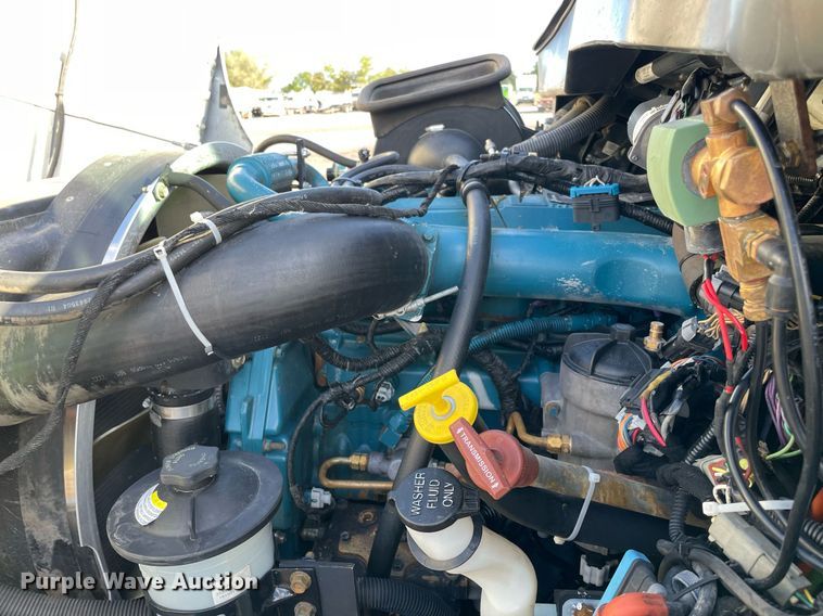 image for item LV9099 2005 International 4300  flatbed truck