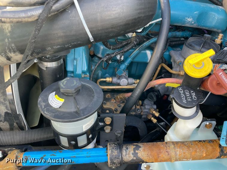 image for item LV9099 2005 International 4300  flatbed truck