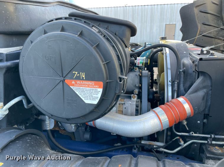 image for item LV9099 2005 International 4300  flatbed truck