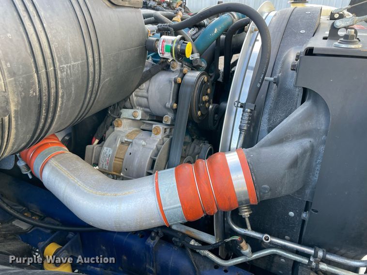 image for item LV9099 2005 International 4300  flatbed truck