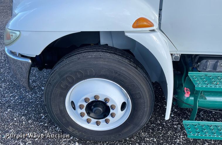 image for item LV9099 2005 International 4300  flatbed truck