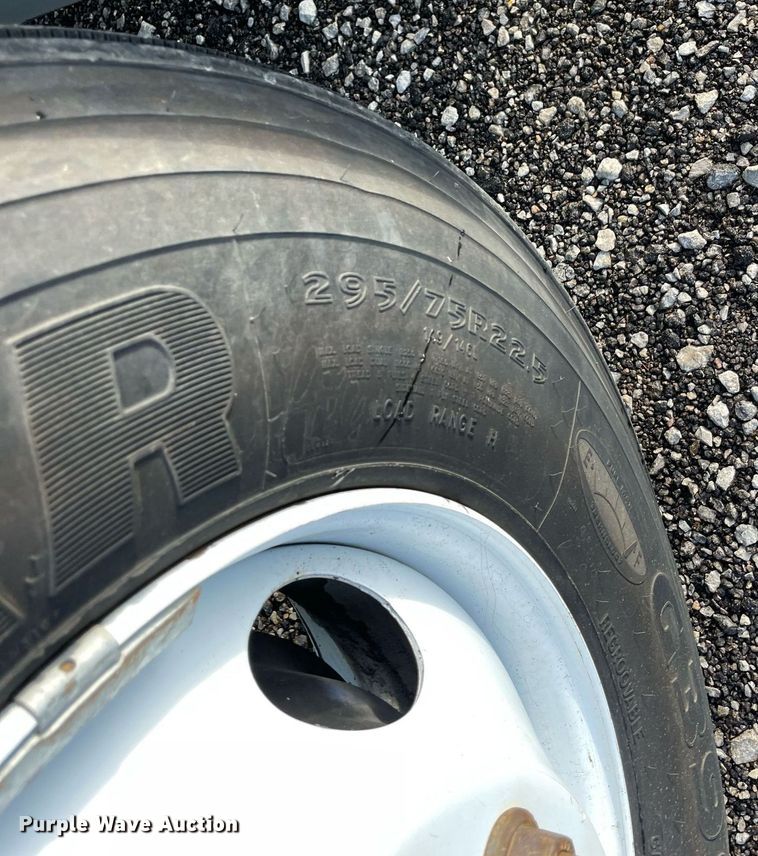 image for item LV9099 2005 International 4300  flatbed truck