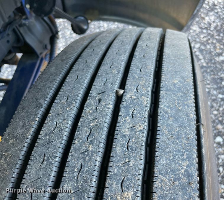 image for item LV9099 2005 International 4300  flatbed truck