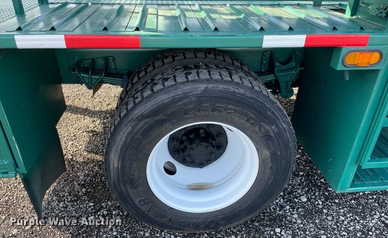 image for item LV9099 2005 International 4300  flatbed truck