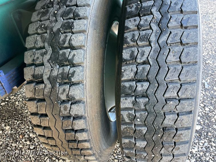 image for item LV9099 2005 International 4300  flatbed truck