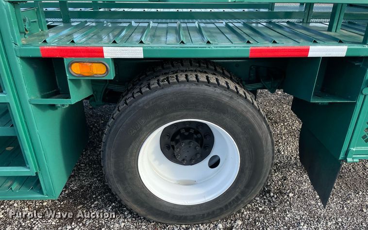 image for item LV9099 2005 International 4300  flatbed truck