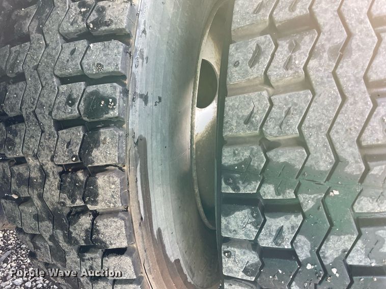 image for item LV9099 2005 International 4300  flatbed truck