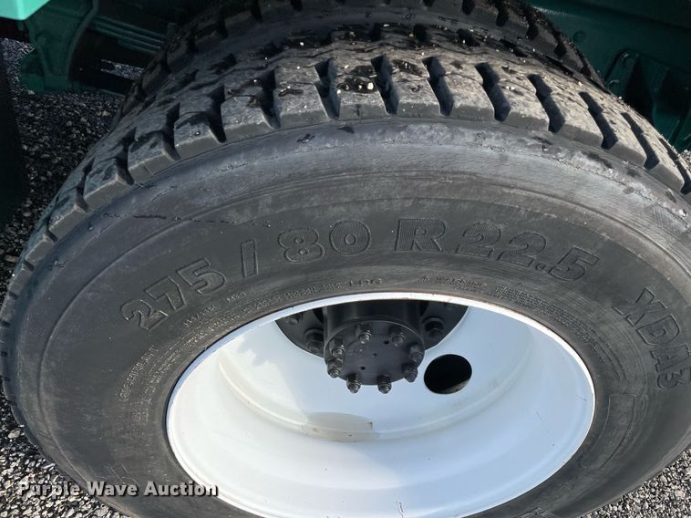 image for item LV9099 2005 International 4300  flatbed truck