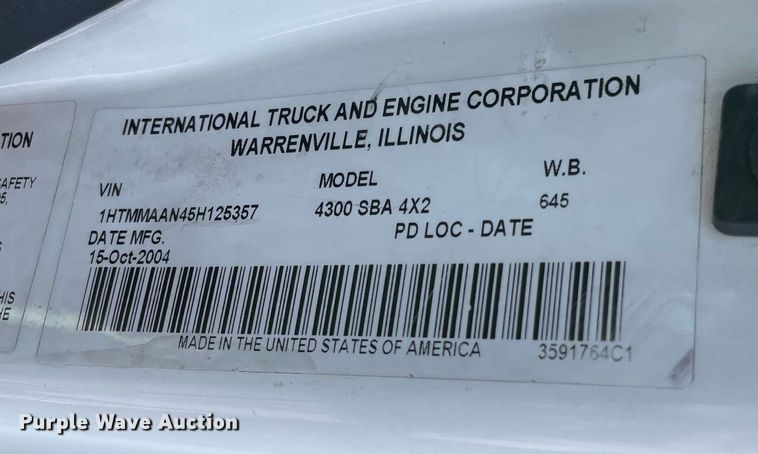 image for item LV9099 2005 International 4300  flatbed truck