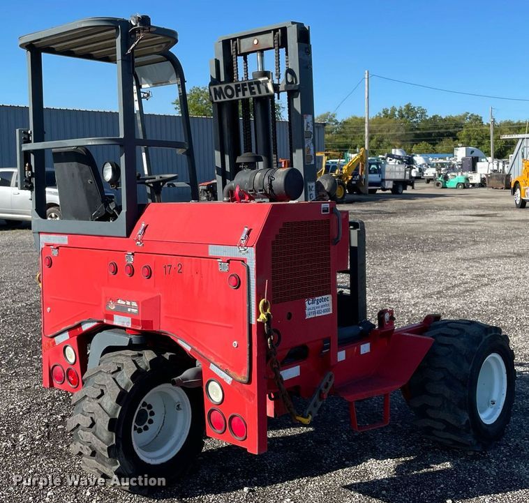 image for item LV9101 2004 Moffett M5000  forklift