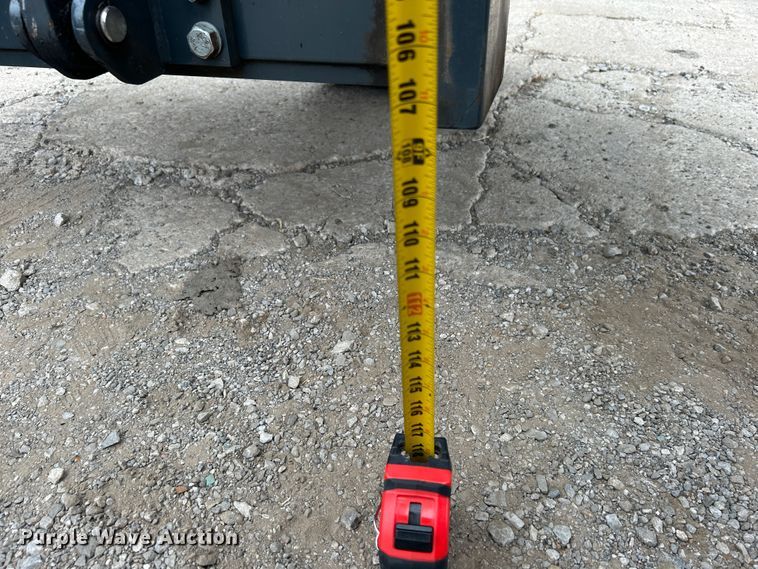 image for item LV9101 2004 Moffett M5000  forklift