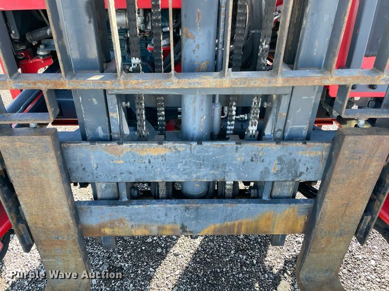 image for item LV9101 2004 Moffett M5000  forklift