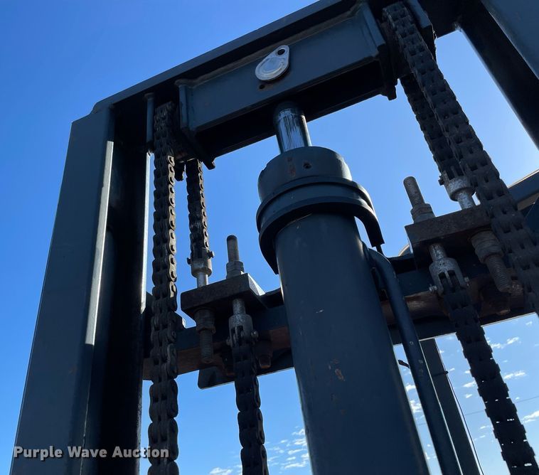 image for item LV9101 2004 Moffett M5000  forklift