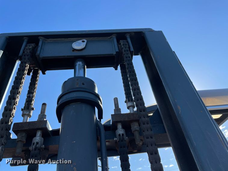 image for item LV9101 2004 Moffett M5000  forklift