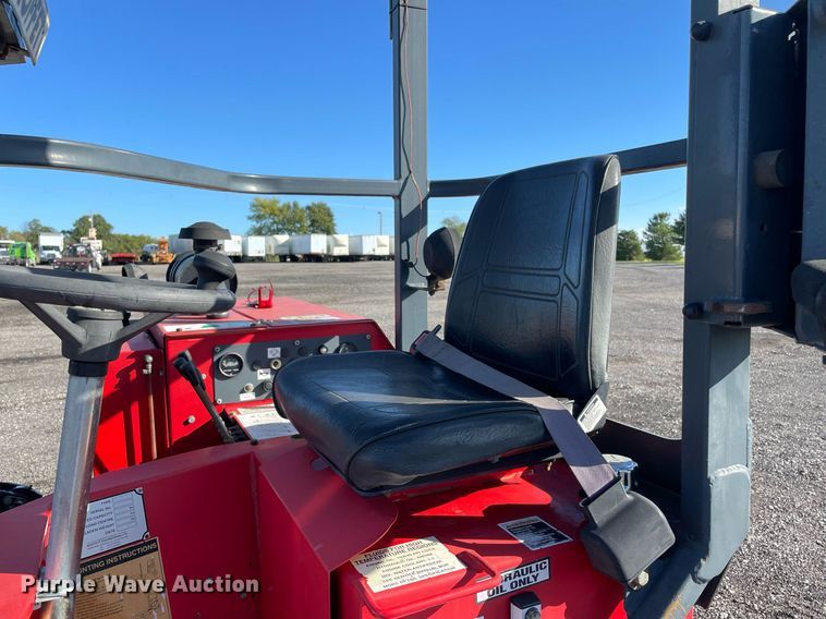 image for item LV9101 2004 Moffett M5000  forklift