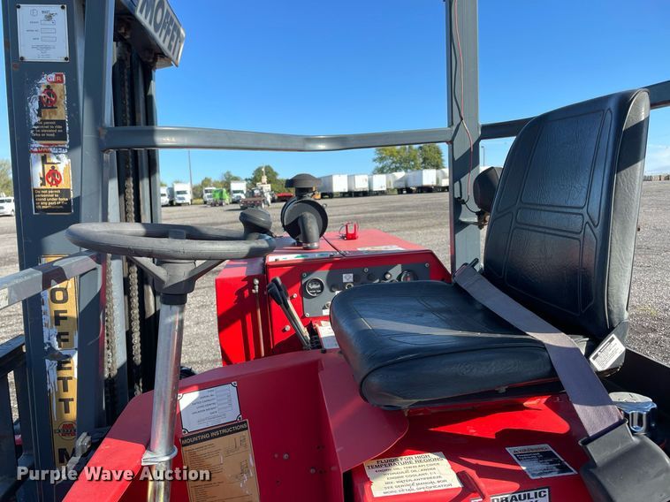 image for item LV9101 2004 Moffett M5000  forklift